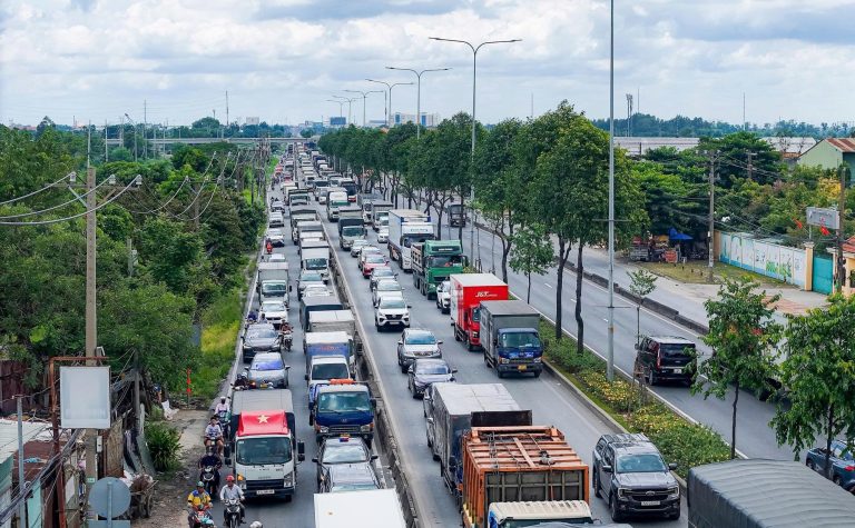 Dòng xe tải và xe máy nối đuôi nhau trên Quốc lộ 22 đoạn qua Hóc Môn giờ cao điểm
